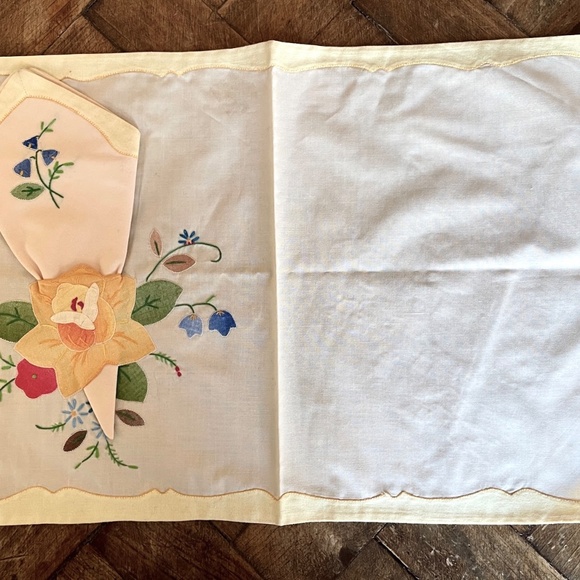 Linen embroidery tray mats with napkins, New, set of two. - Picture 4 of 5